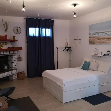 Ed's Happy Nest Apartment *
